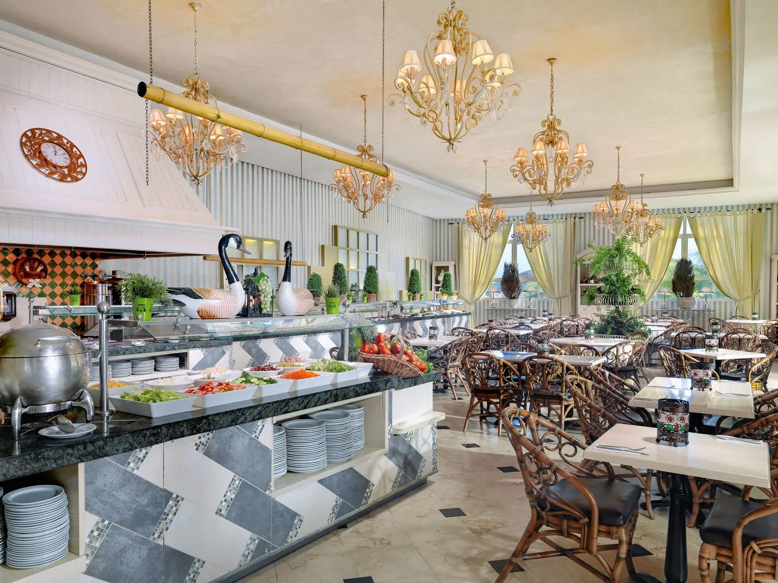 Gran Oasis Resort: A spacious restaurant with a buffet area, multiple dining tables