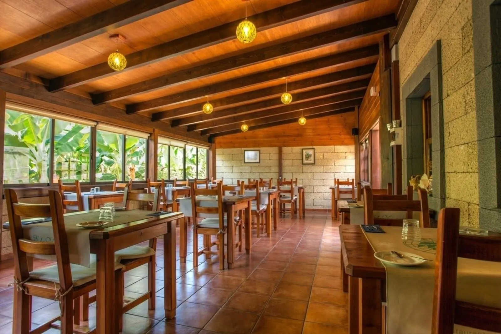 Hotel Rural El Navío: A spacious dining area with wooden tables and chairs
