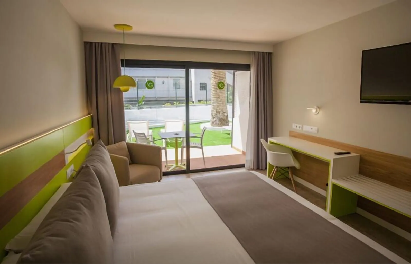 Vanilla Garden Boutique Hotel: A hotel room with a large bed, a desk, a chair
