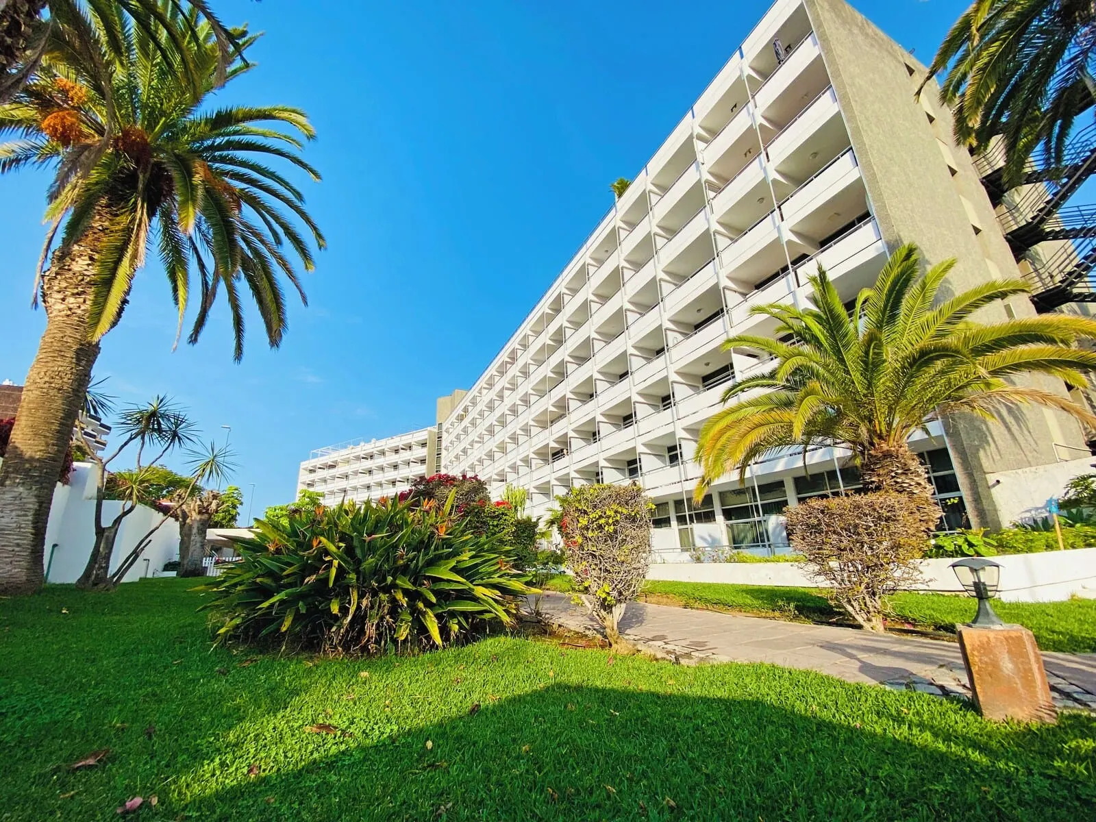 BLUESEA Interpalace: A multi-story hotel with a modern architectural design