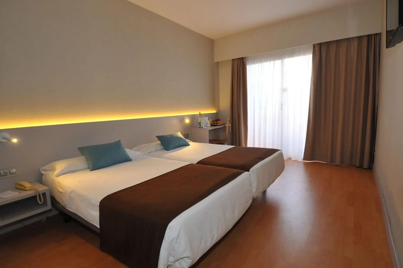 Paradise Park Fun Lifestyle Hotel: A hotel room with two beds, a bedside table with a telephone