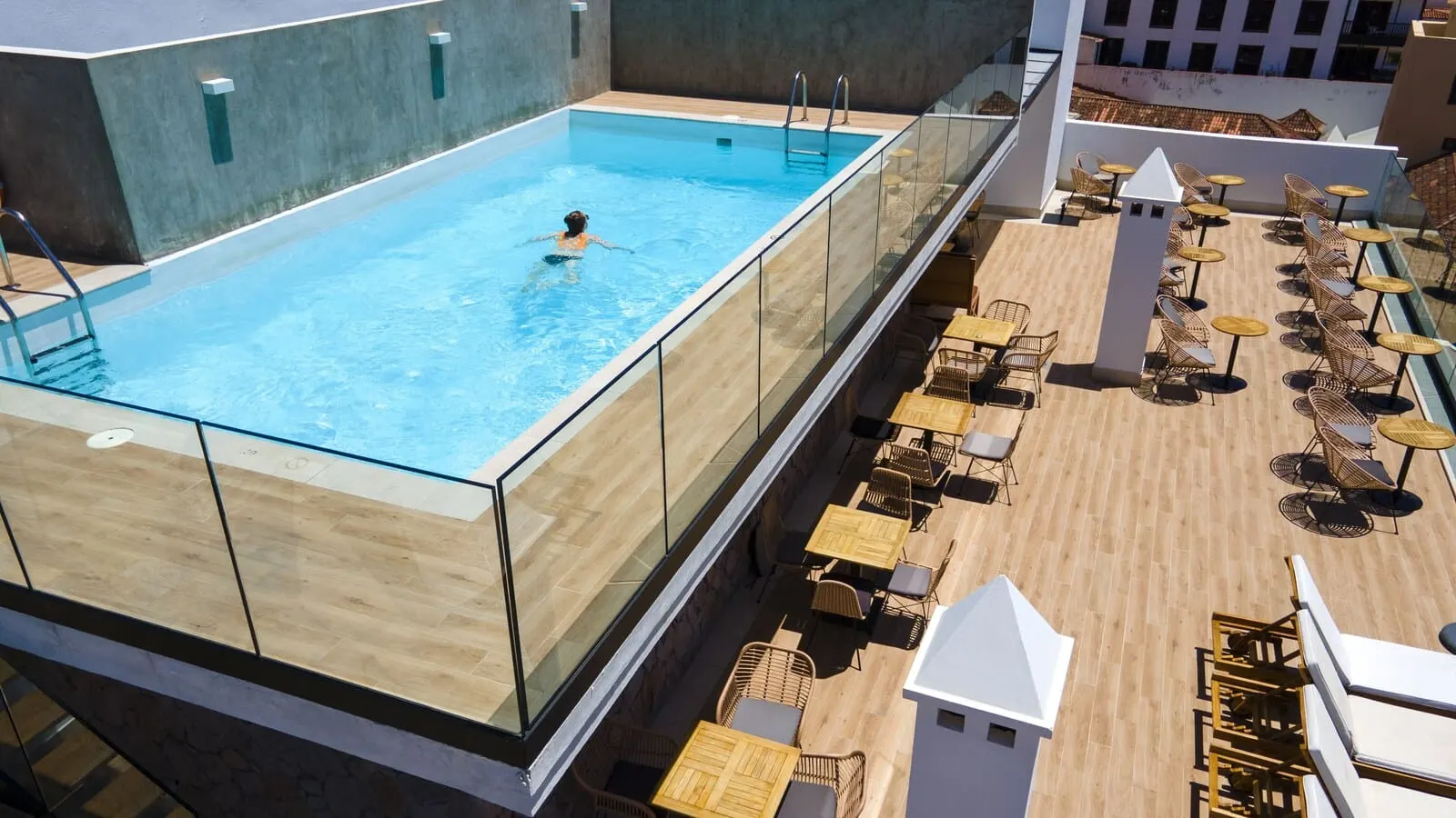 DWO Nopal: An outdoor swimming pool with a glass barrier