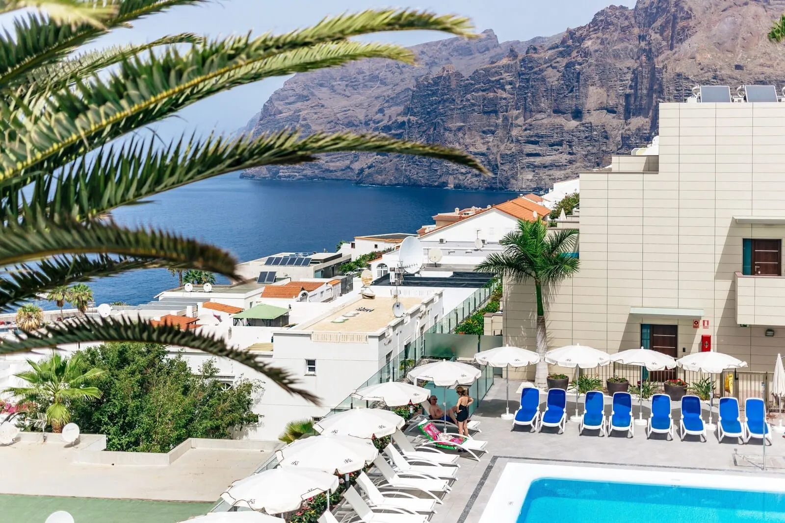 Klayman Diamond Aparthotel: A resort with a pool, lounge chairs, and umbrellas