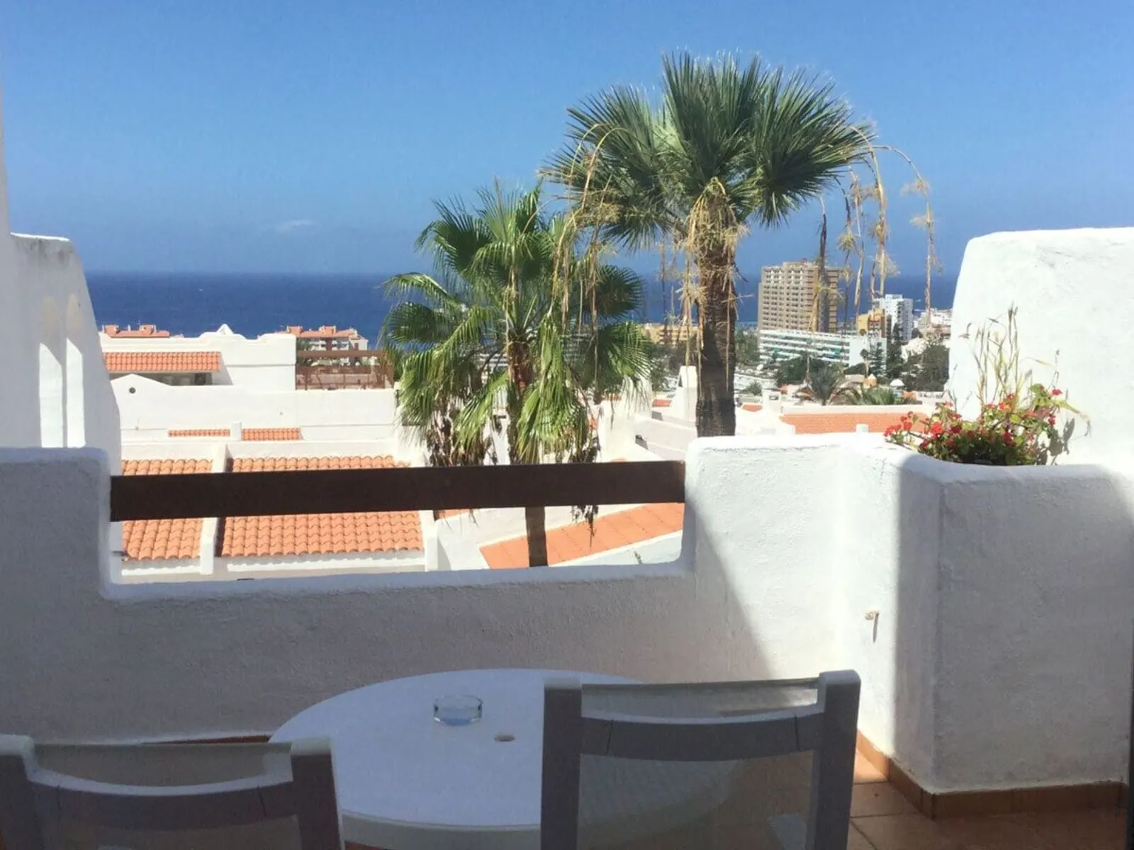 Ona Beverly Hills Suites: A balcony with a table and chairs