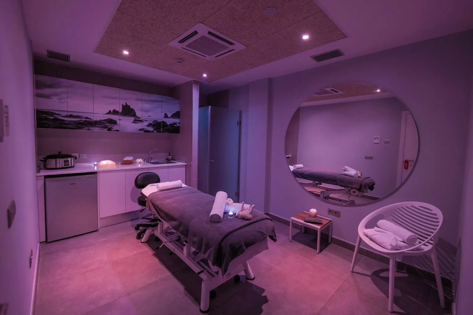 Atlantic Mirage Suites & Spa: A modern room with a bed, a small desk, a chair, and a mirror
