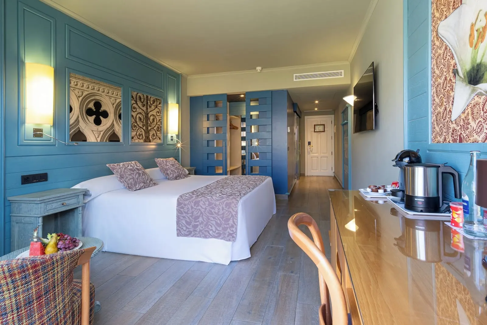 Hotel Colón Guanahaní: A hotel room with a large bed, a wooden chair, a small table with a kettle
