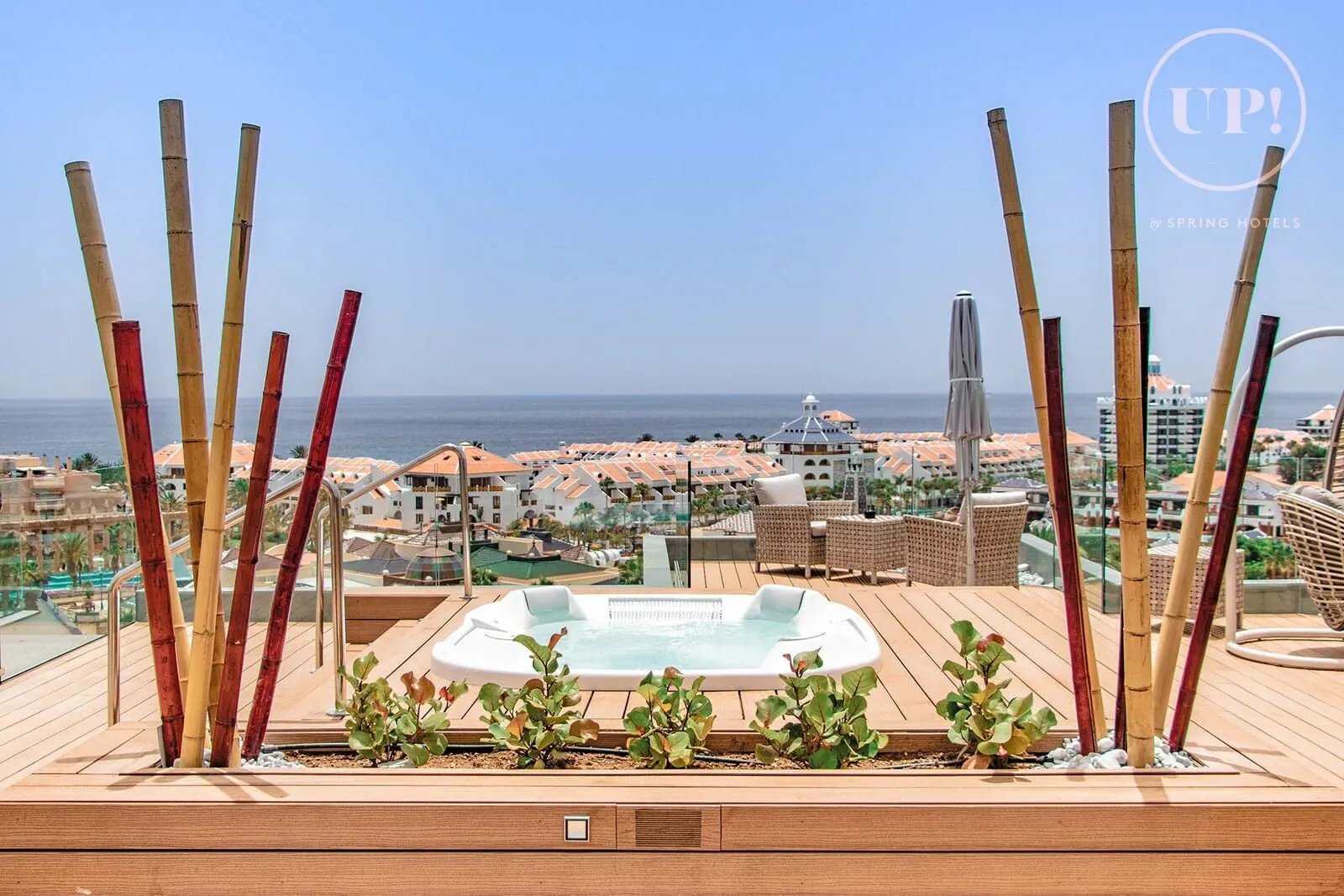 Spring Hotel Vulcano: A rooftop pool area with a hot tub, surrounded by bamboo poles