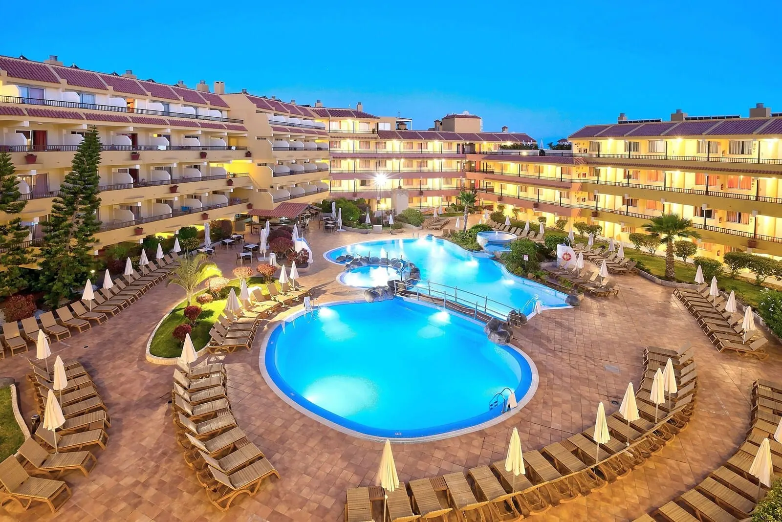 HOVIMA Jardín Caleta: A hotel with multiple swimming pools, sun loungers, and umbrellas