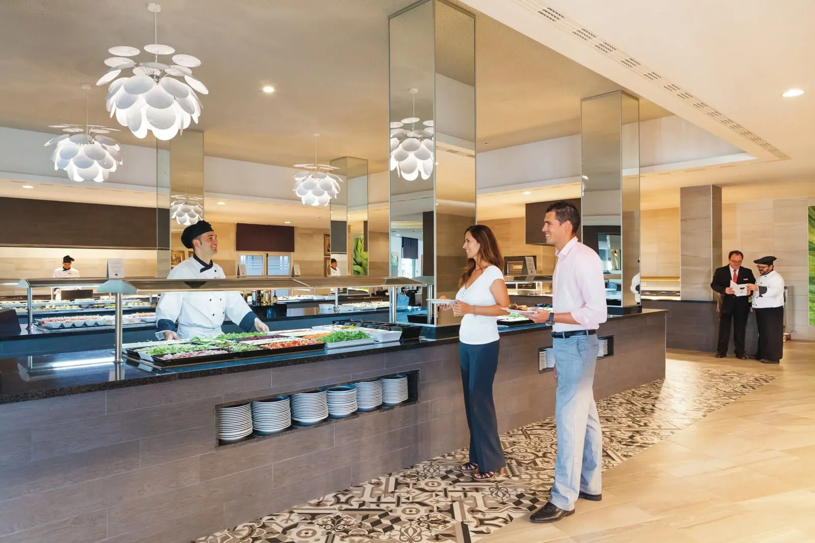 Hotel Riu Arecas: A buffet area with a chef preparing food, a woman and a man standing at the counter
