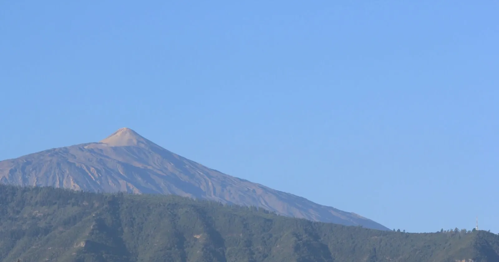 Hotel Sun Holidays: A mountain with a clear sky