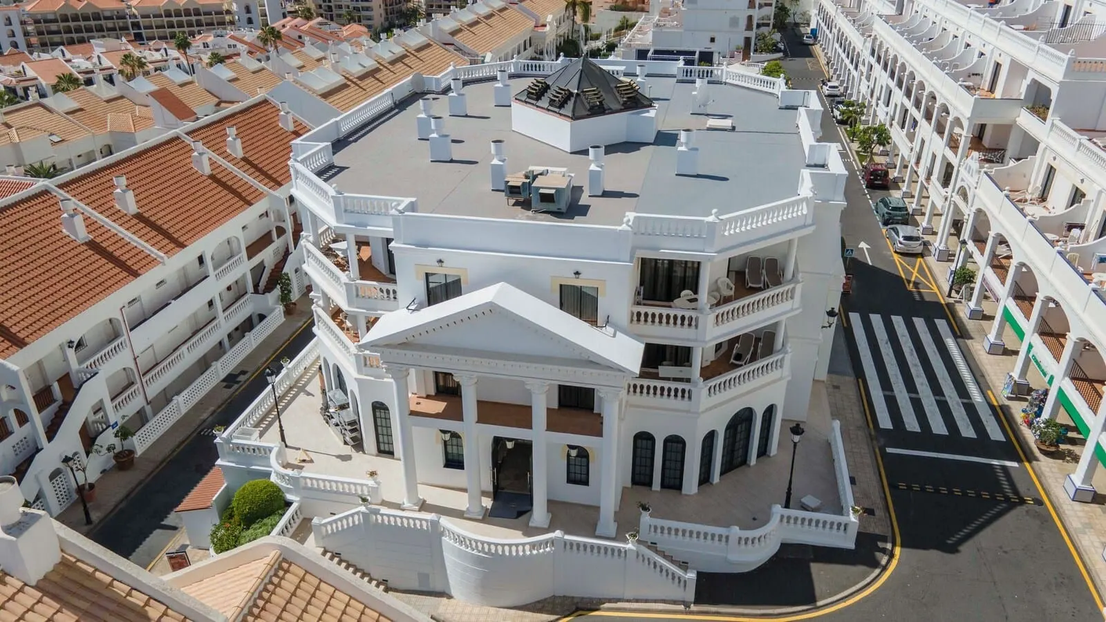 Ona Hollywood Mirage: A multi-story building with a central courtyard, balconies, and a rooftop terrace