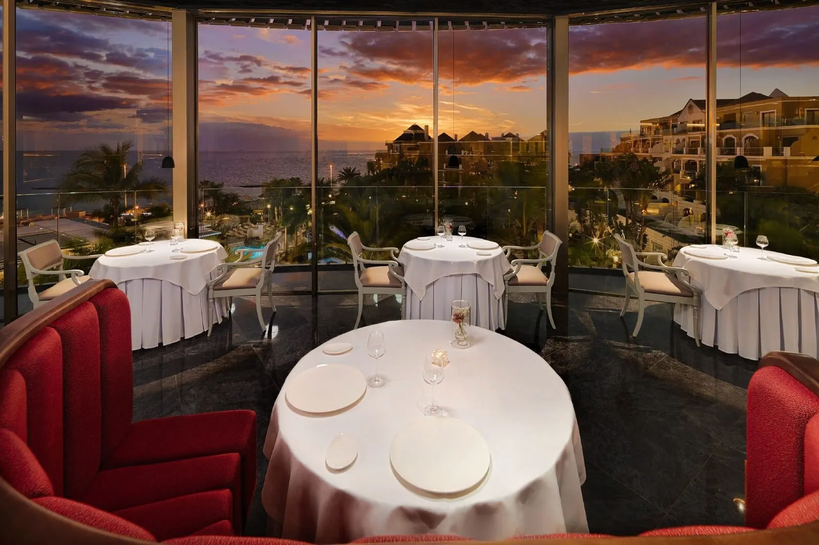 Hotel Jardines de Nivaria: A restaurant with round tables set for dining