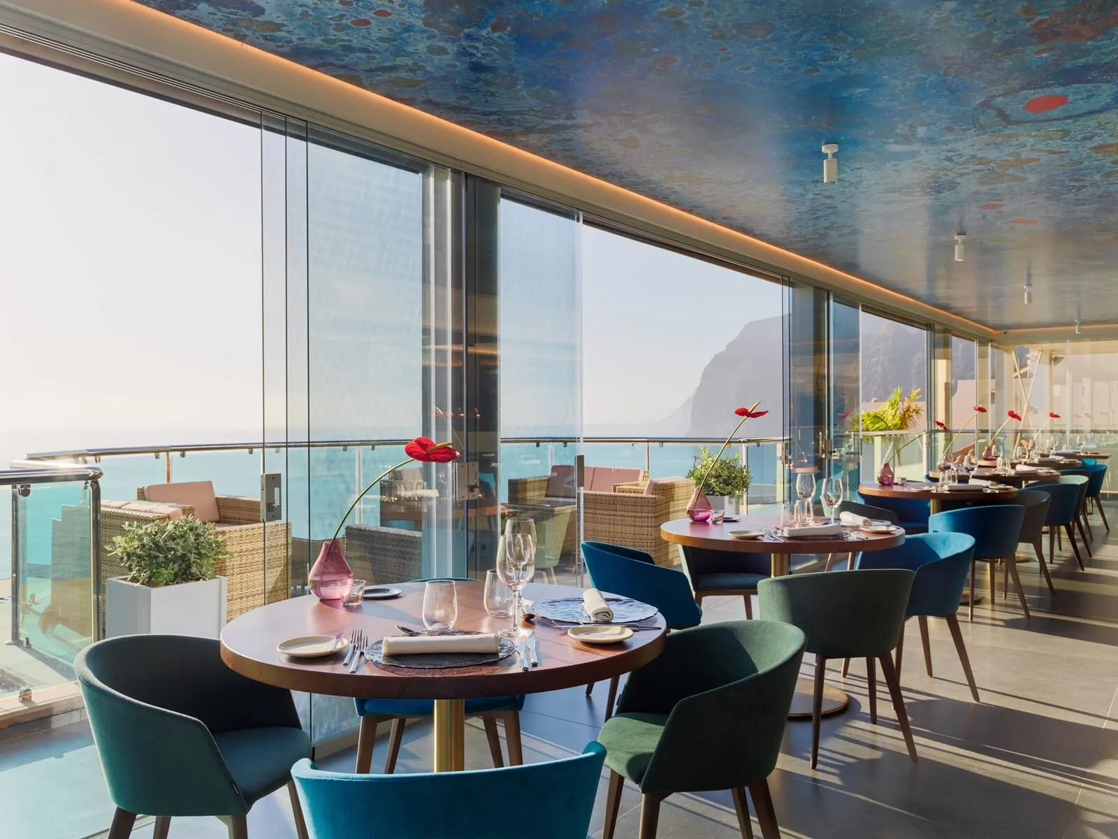 Royal Sun Resort: A restaurant with round tables, blue chairs