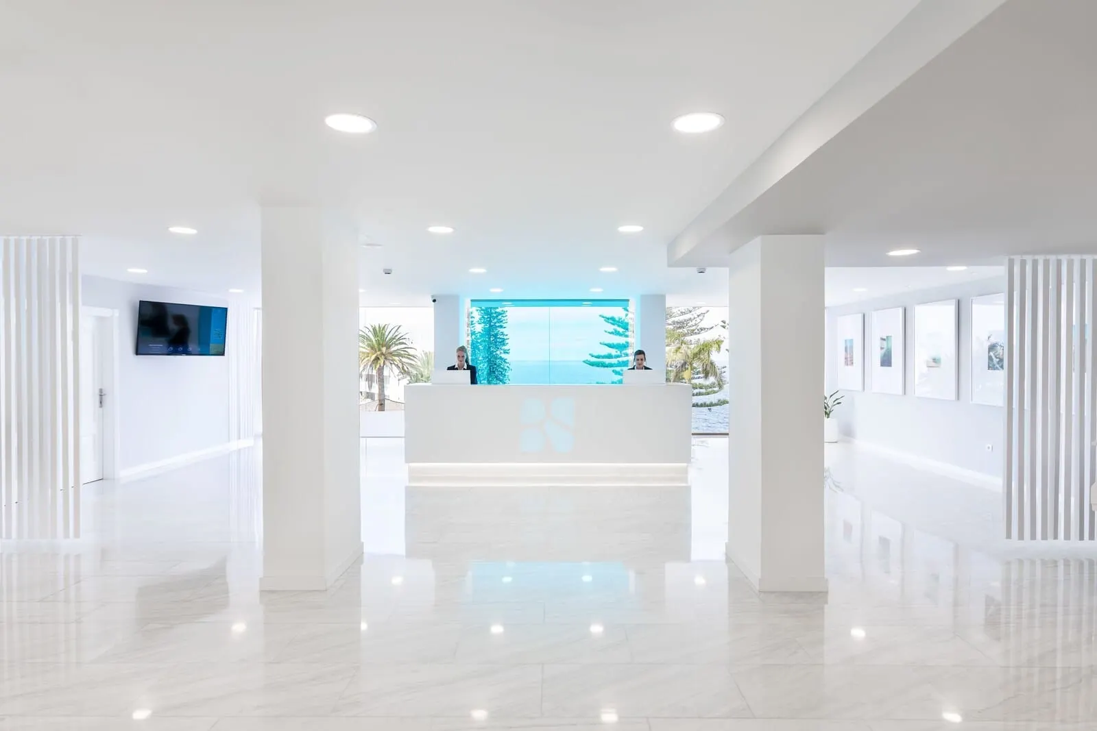 BLUESEA Interpalace: A modern reception area with a large desk, a flat-screen TV