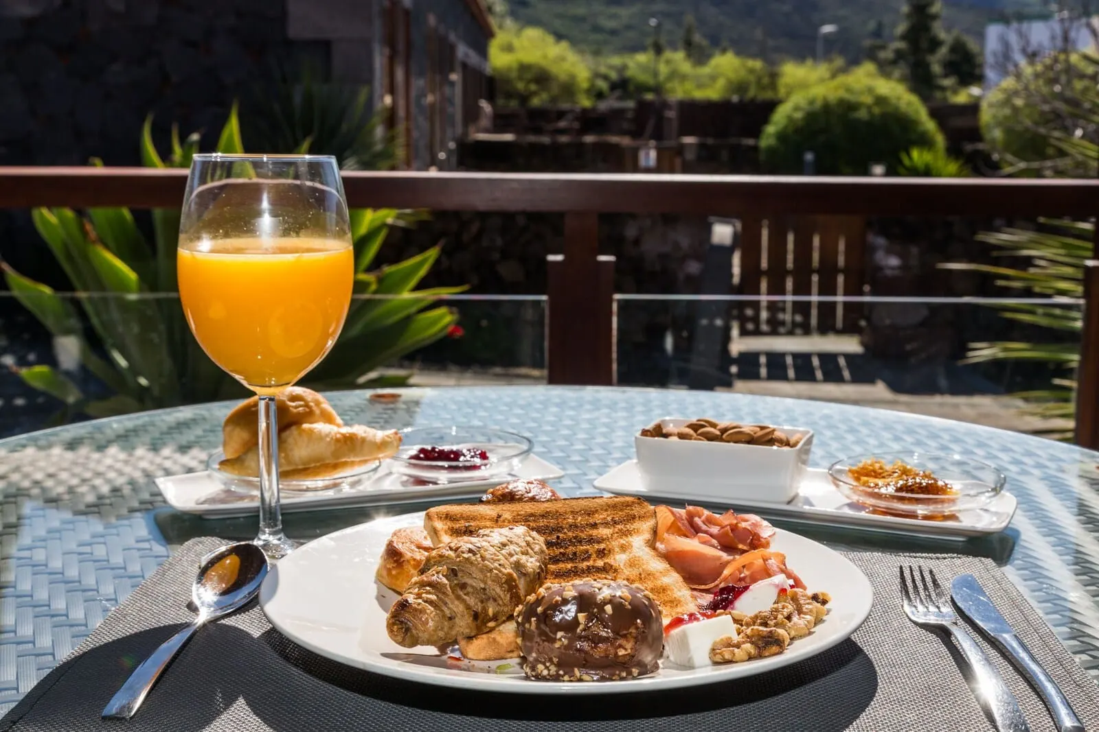 Hotel La Casona del Patio: A breakfast table with toast, eggs