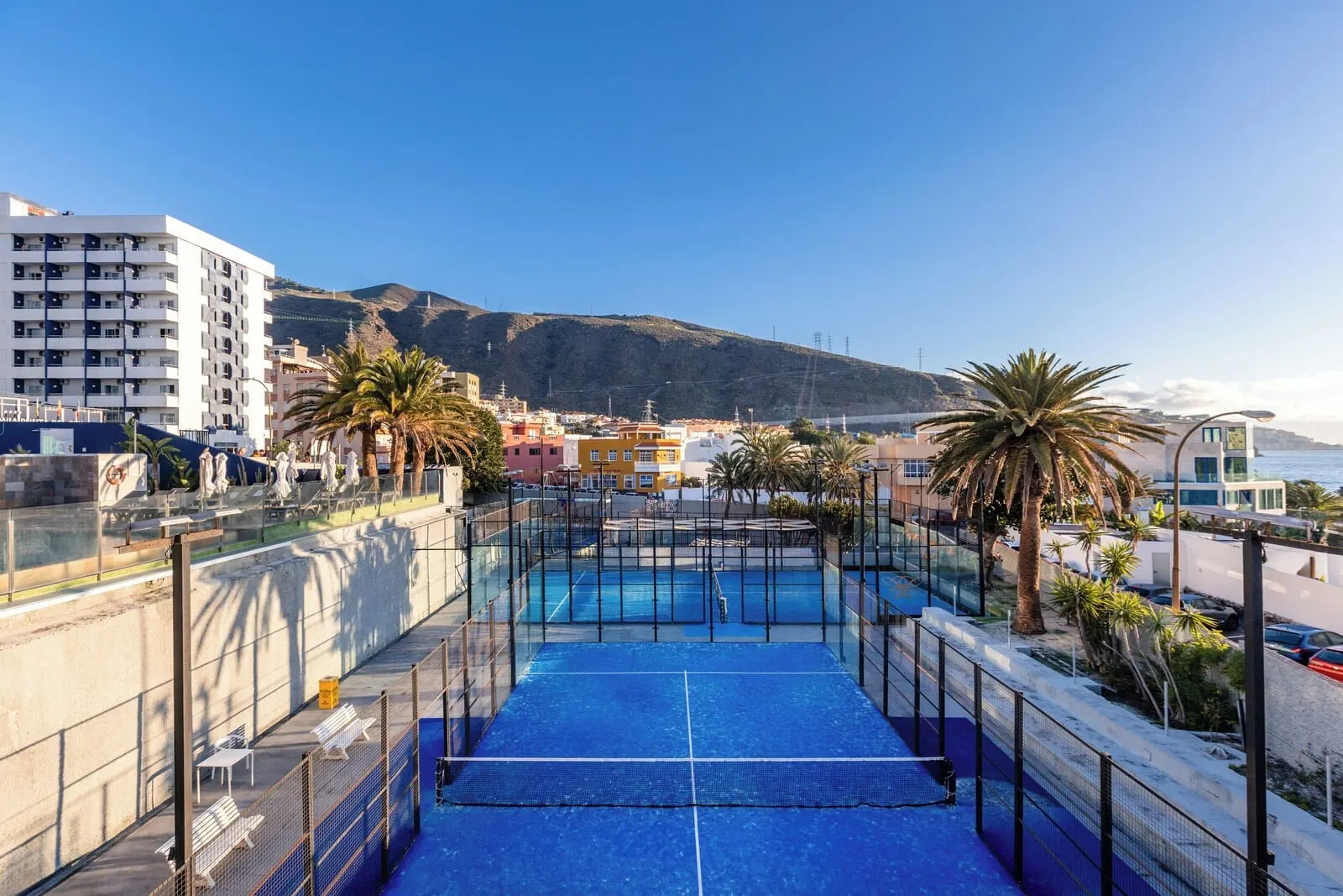 Catalonia Punta del Rey: A rooftop pool with a clear view of the beach and mountains in the background