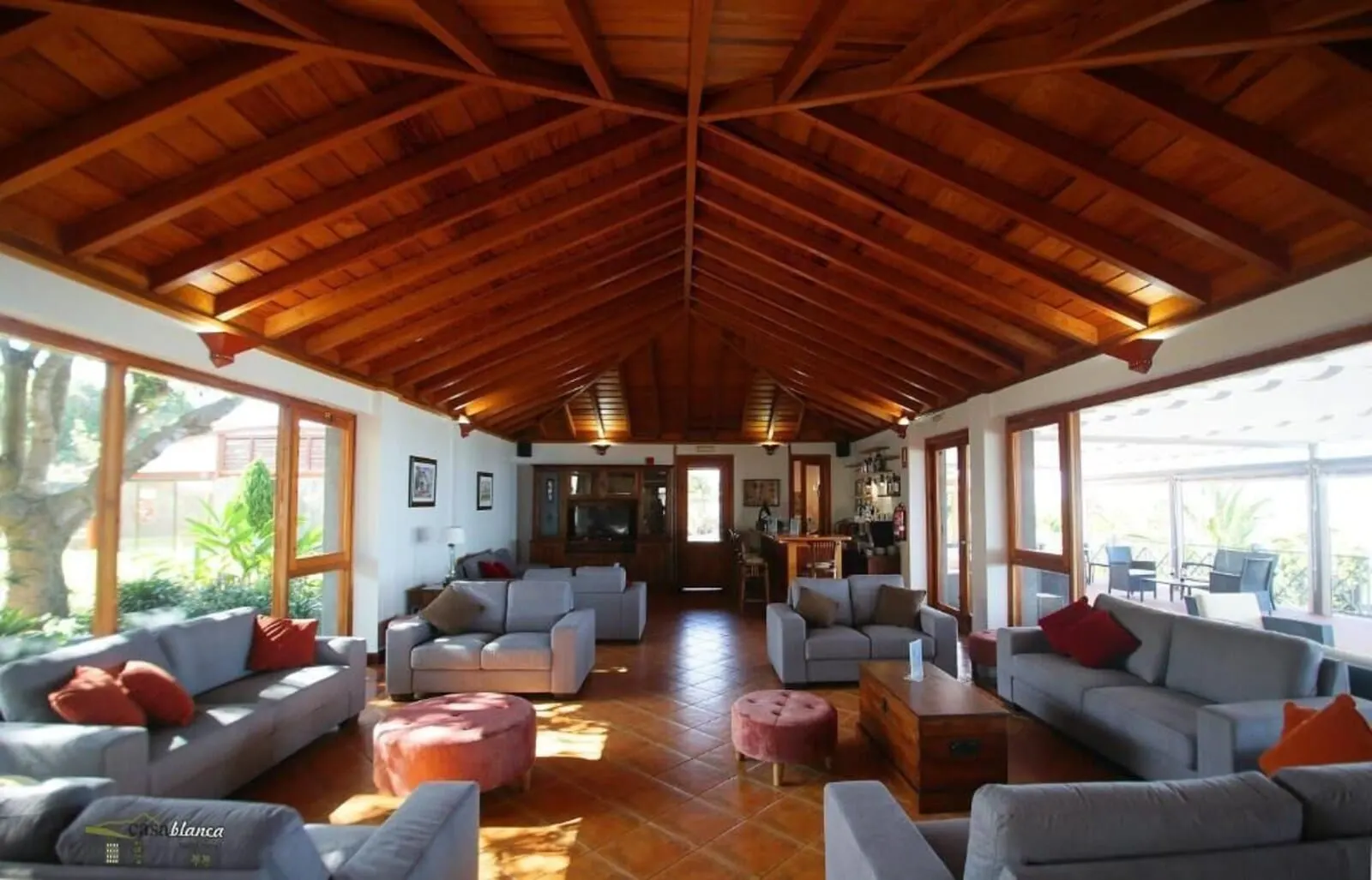 Hotel Rural Casablanca: A spacious living area with a high wooden ceiling, multiple seating arrangements