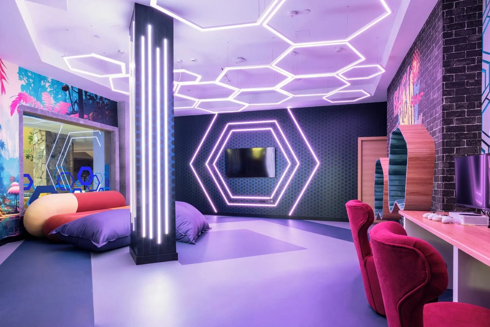 GF Gran Costa Adeje: A modern room with a large pillar, a neon hexagonal light pattern on the ceiling