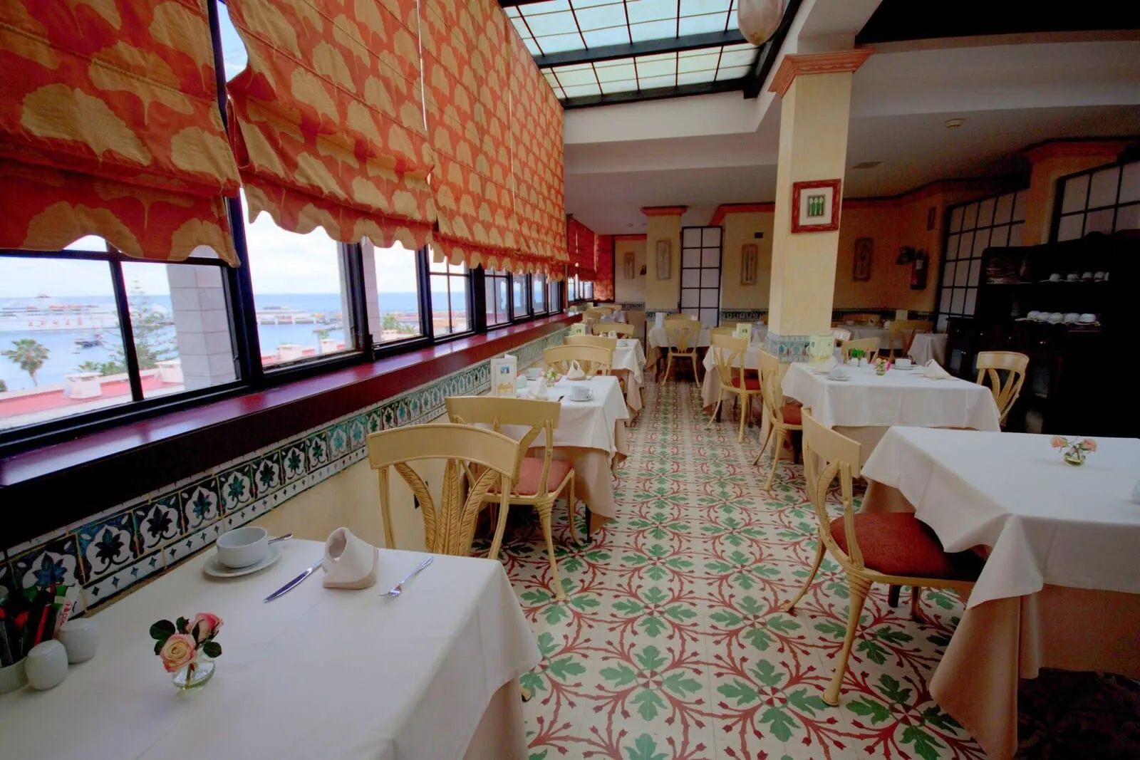 Hotel Reverón Plaza: A restaurant with tables and chairs, a patterned floor