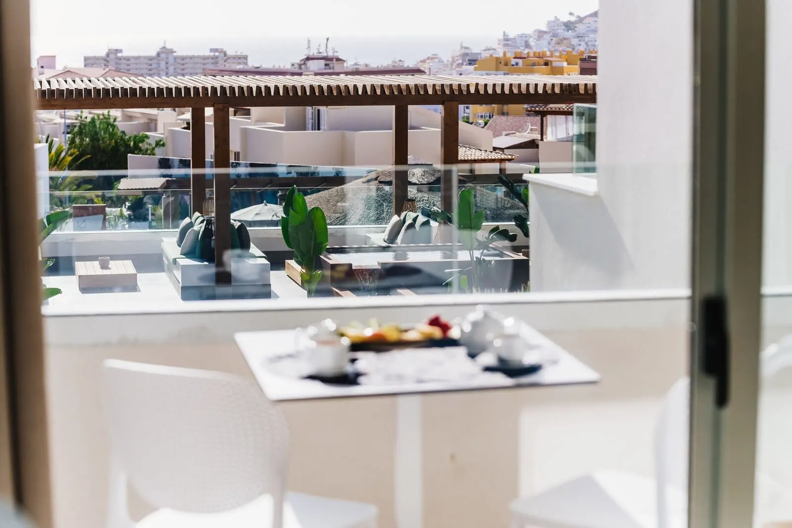 Ohasis Boutique Suites: A balcony with a table set for breakfast