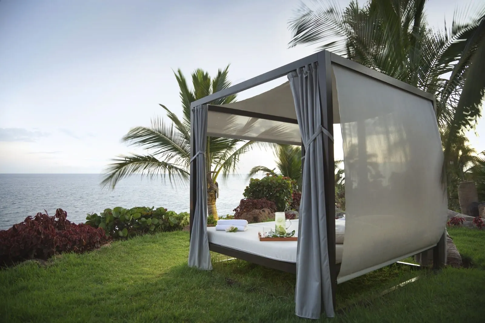 Roca Nivaria Gran Hotel: A private outdoor sleeping area with a canopy, a small table with a tray