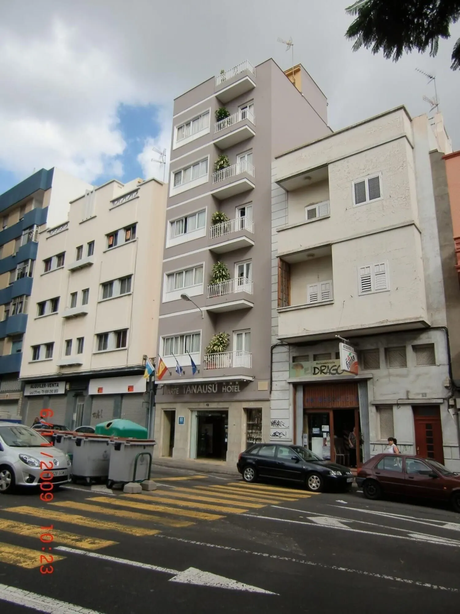 Hotel Tanausú: A multi-story hotel with balconies, a visible entrance