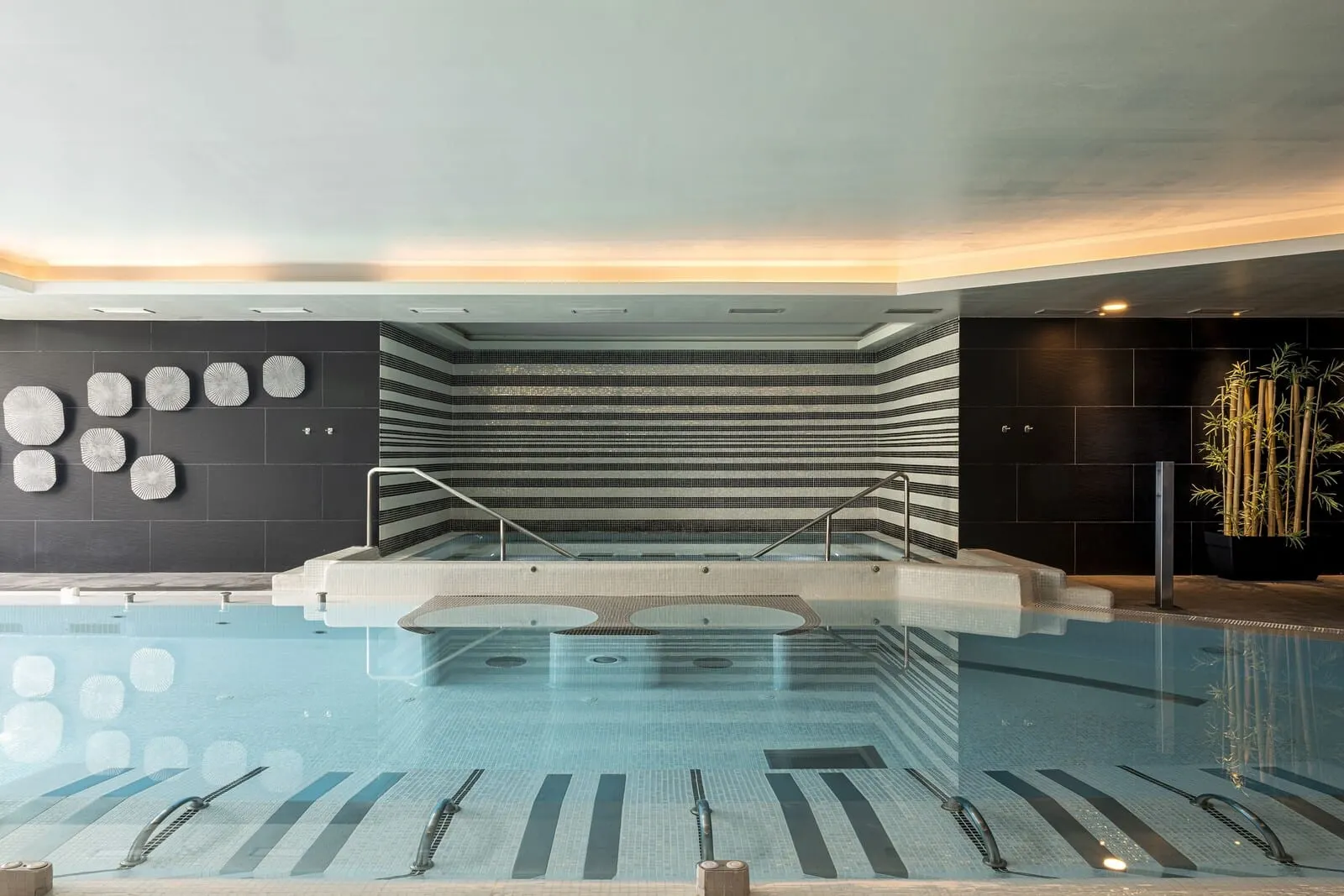 Gran Meliá Palacio de Isora: An indoor swimming pool with a modern design, featuring a clear water surface