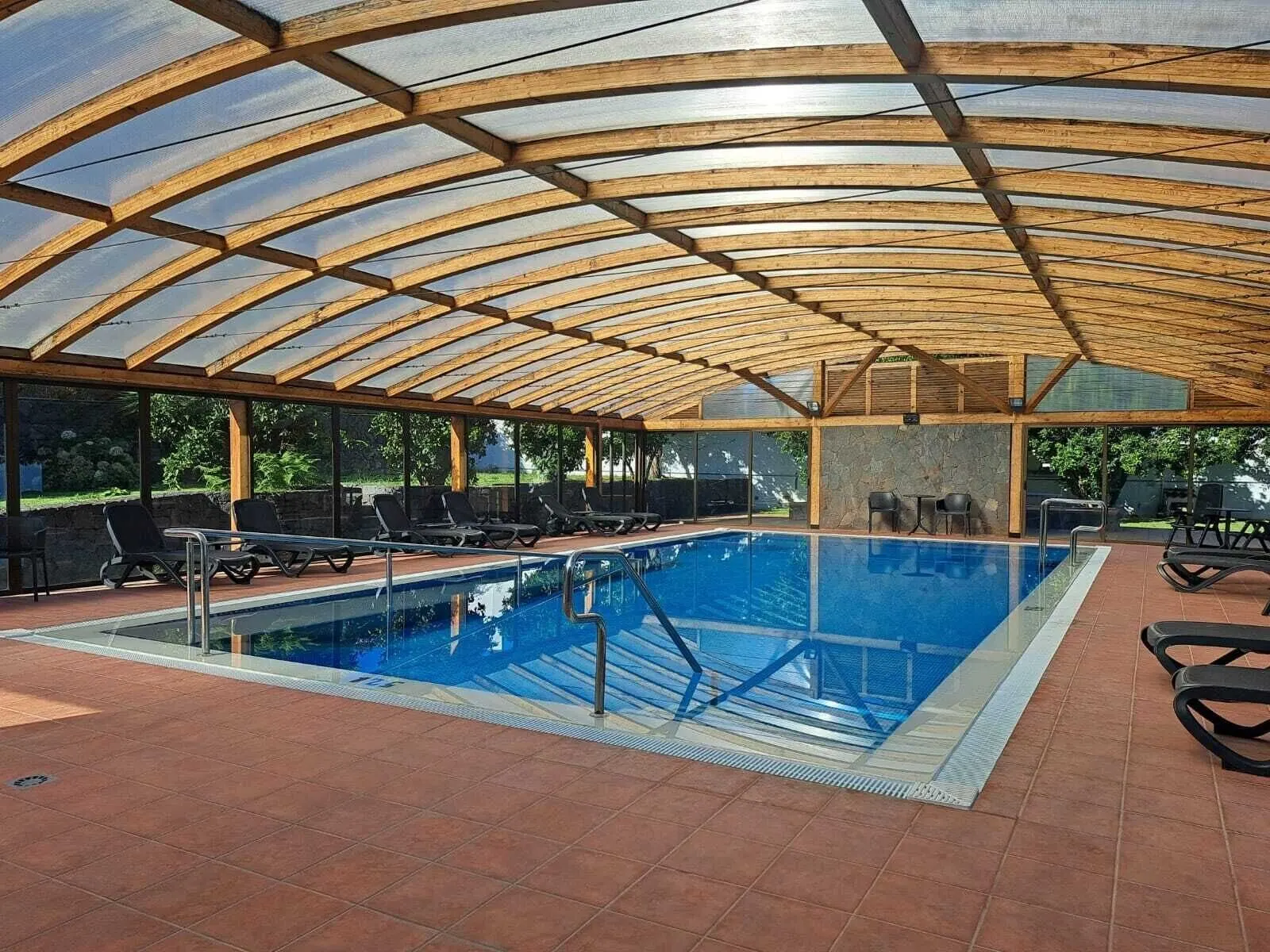 Hotel Rural Casablanca: An indoor swimming pool with a glass ceiling