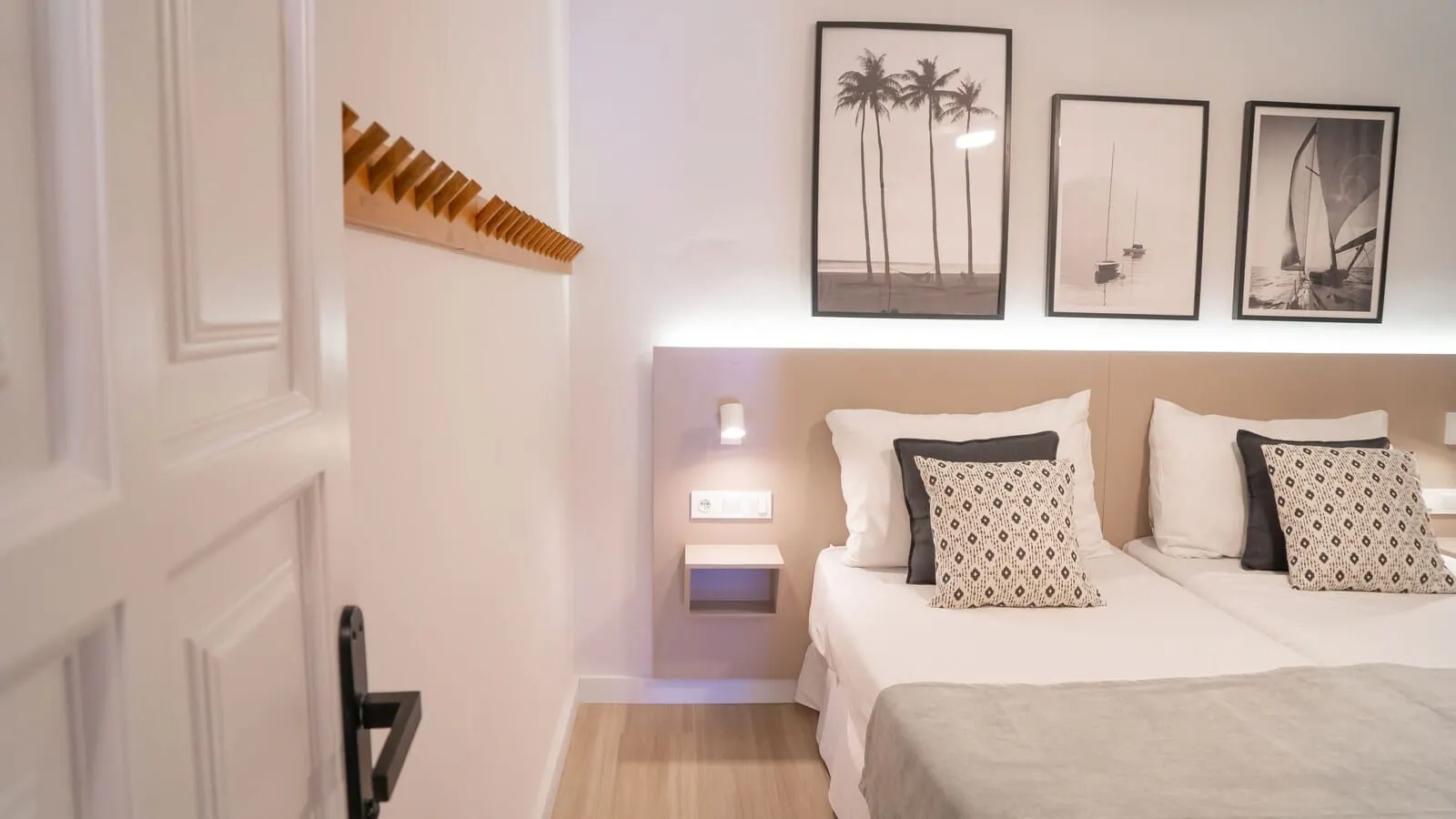 Coral Compostela Beach: A hotel room with a bed, bedside tables, a nightstand, a wall-mounted light