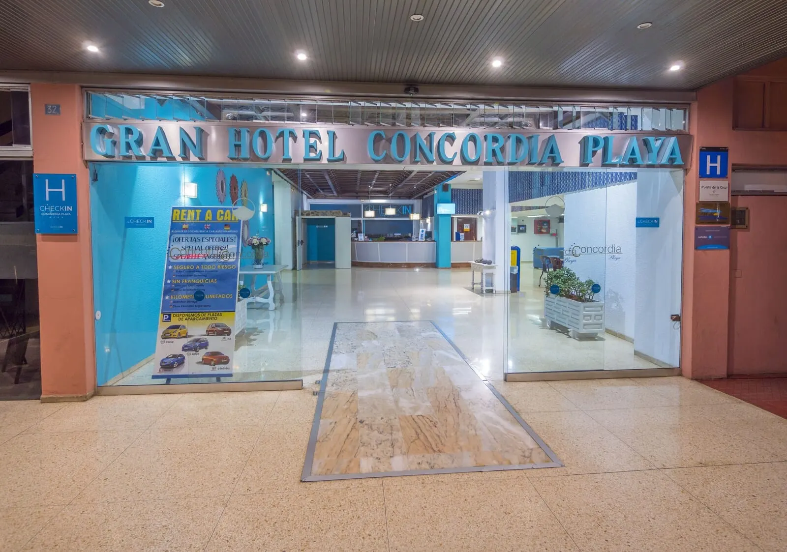 Checkin Concordia Playa: The entrance to Gran Hotel Concordia Playa with clear signage, a check-in desk