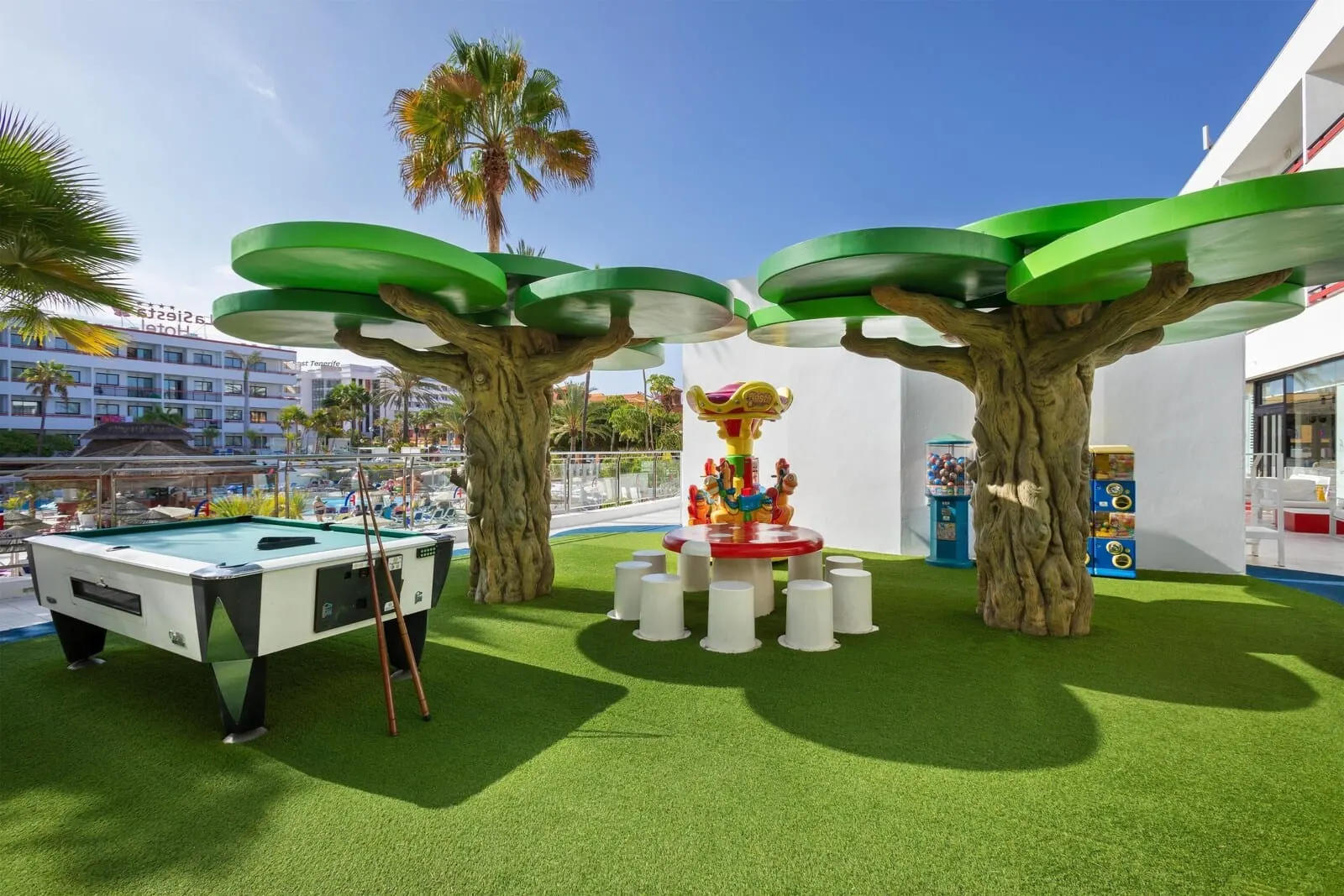 Alexandre La Siesta: An indoor pool area with artificial grass, a pool table