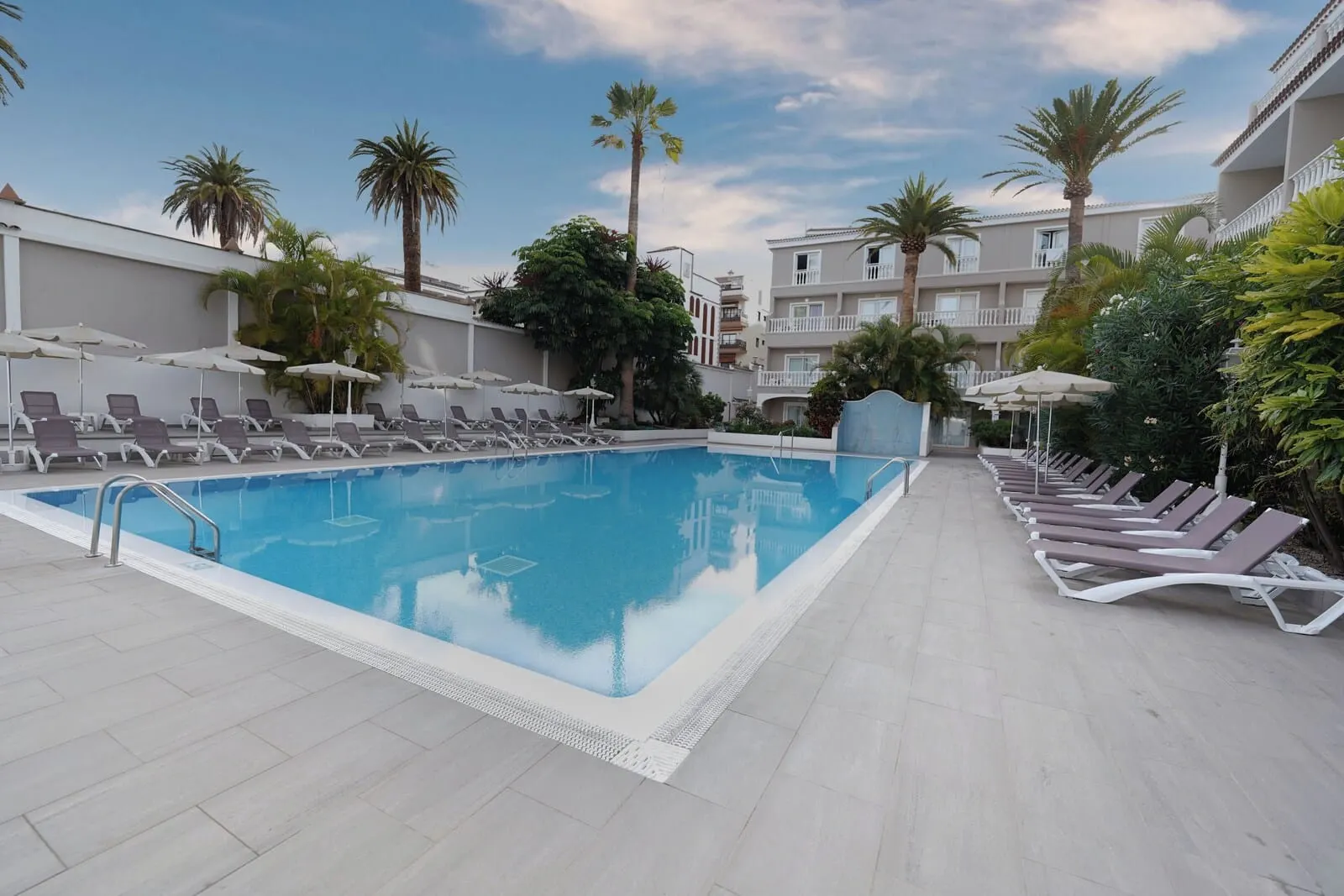 Hotel RF San Borondón: A swimming pool with lounge chairs and umbrellas