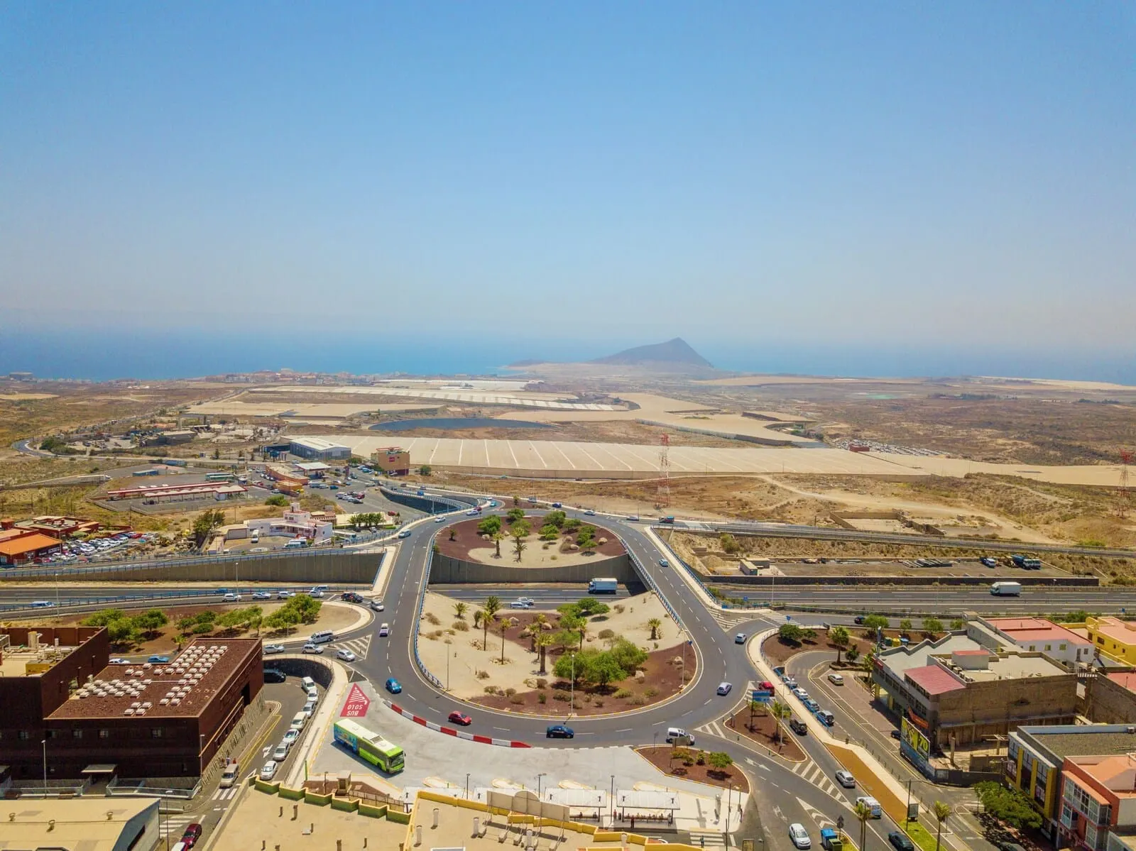 Hotel Aeropuerto Sur: A highway interchange with multiple lanes and a central roundabout