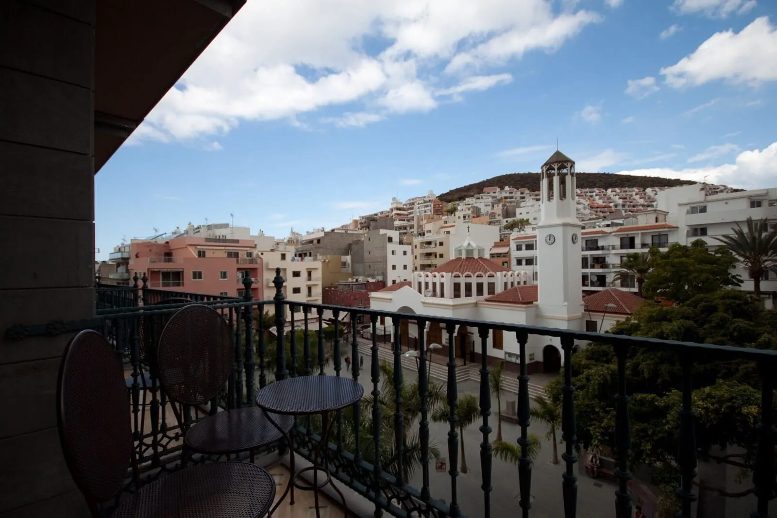 Hotel Reverón Plaza: A balcony with two chairs and a small table