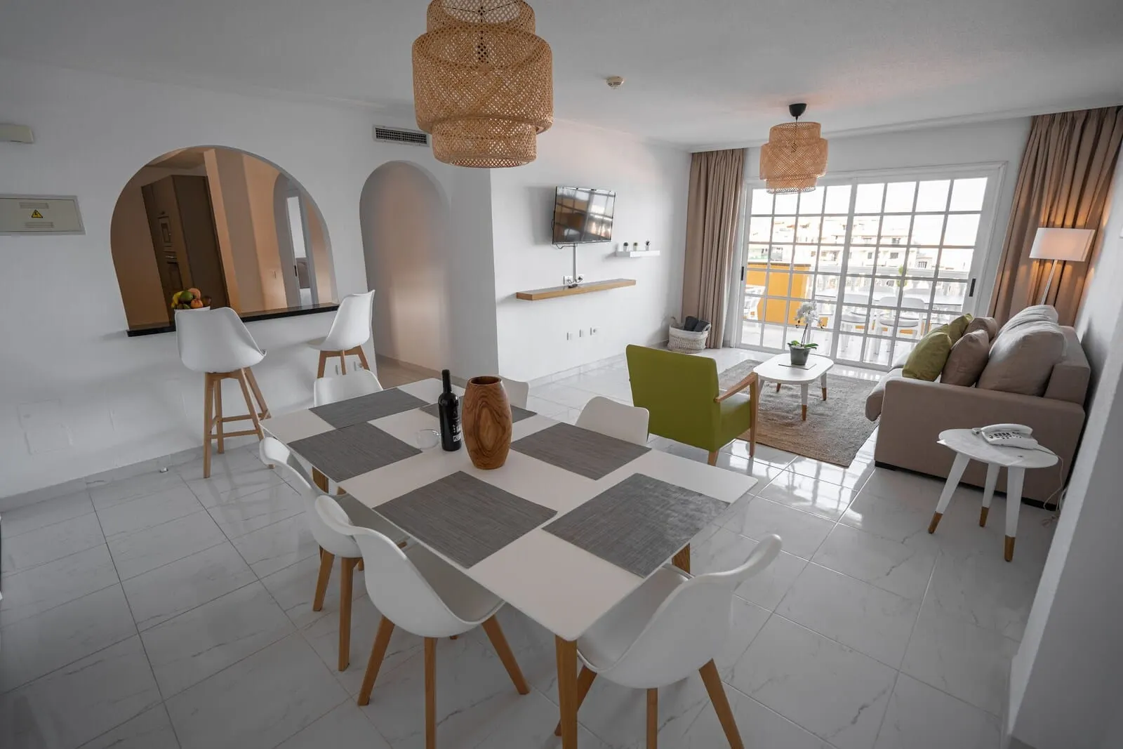 El Marqués Palace: A modern living room with a dining area, a sofa, and a TV mounted on the wall
