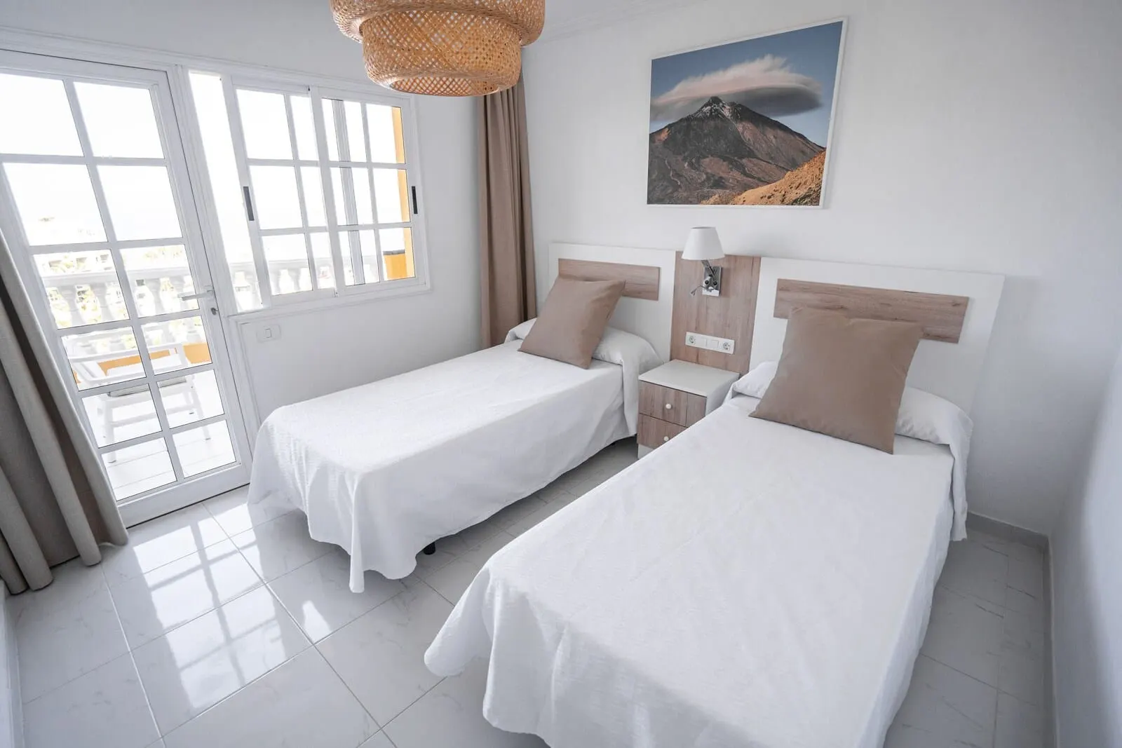 El Marqués Palace: A hotel room with two beds, a window with a view of the mountains