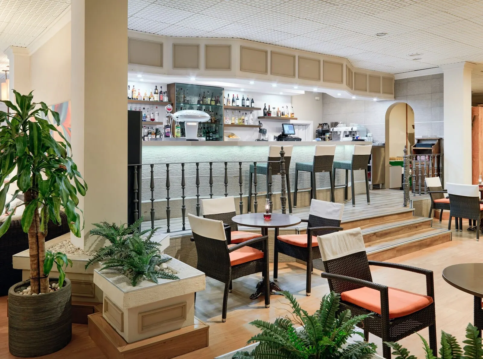 Regency Torviscas Apartments & Suites: A modern bar area with wicker chairs and tables, a counter with various bottles
