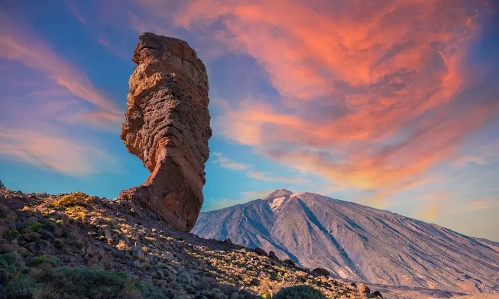 Hotel Rural La Raya 1866: A rock formation with a mountain in the background
