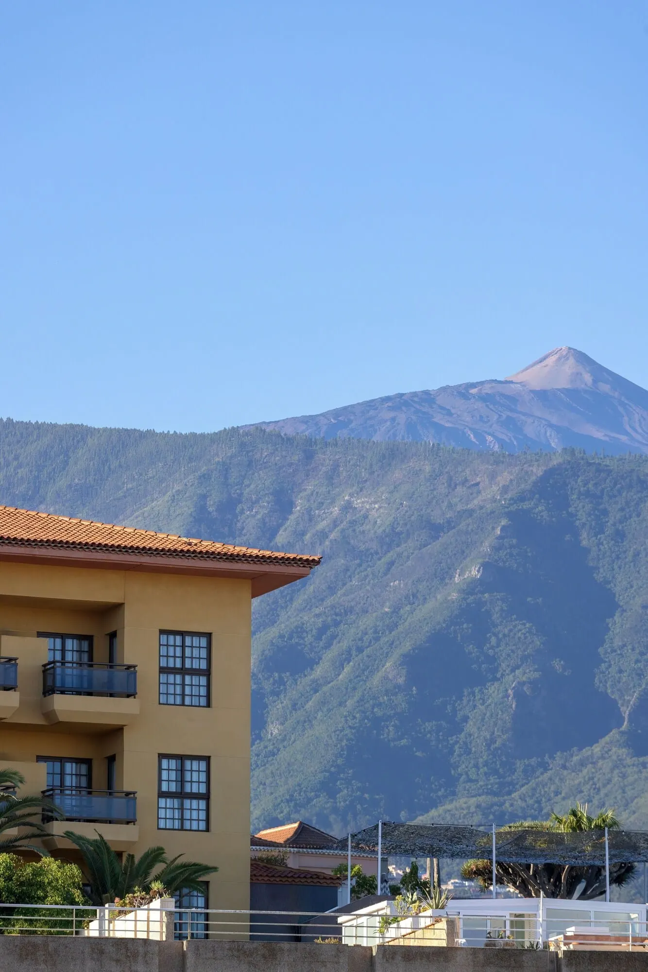 AluaSoul Orotava Valley: A building with balconies and a mountain in the background