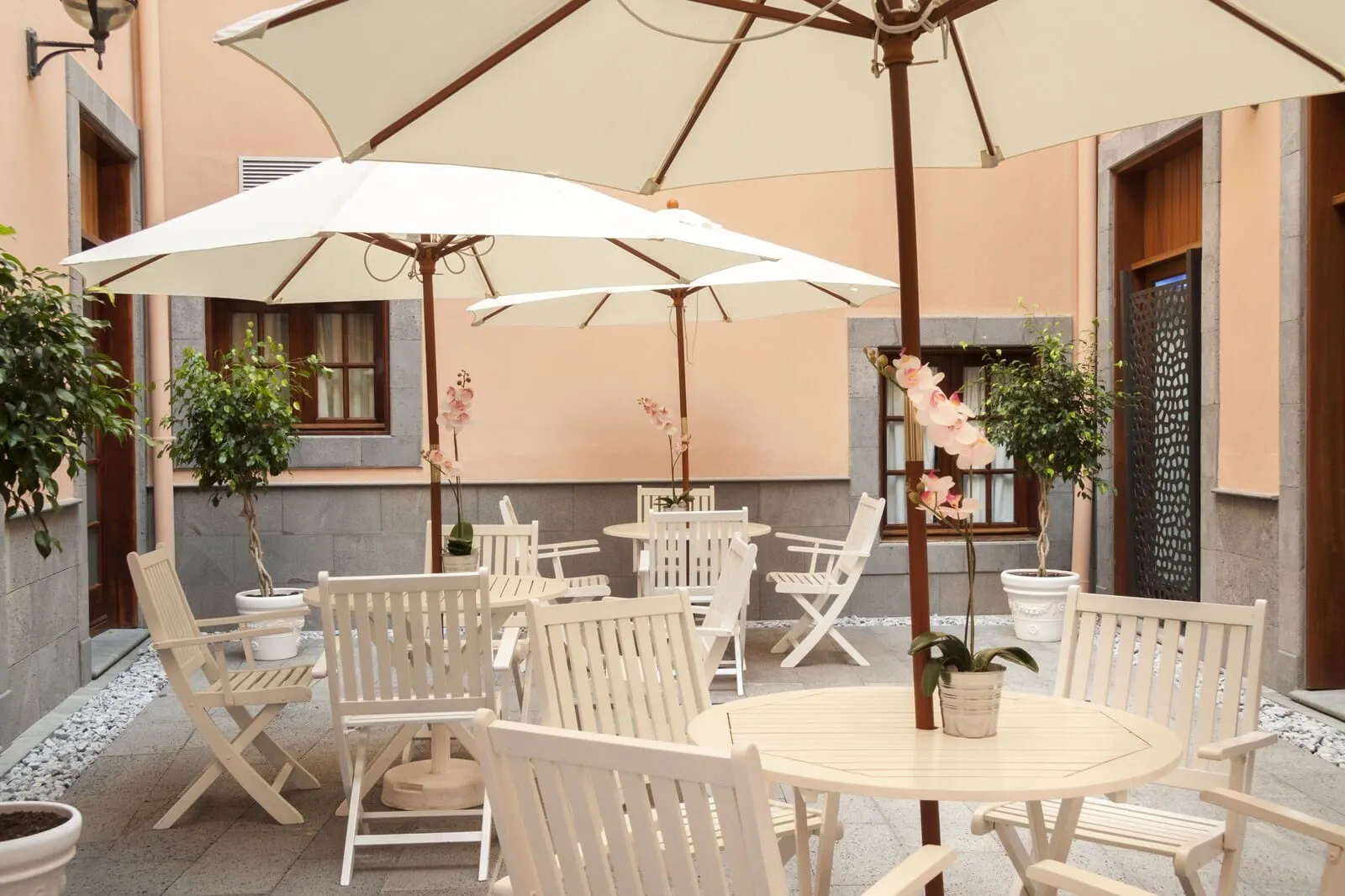 Laguna Nivaria Hotel & Spa: An outdoor seating area with white tables and chairs