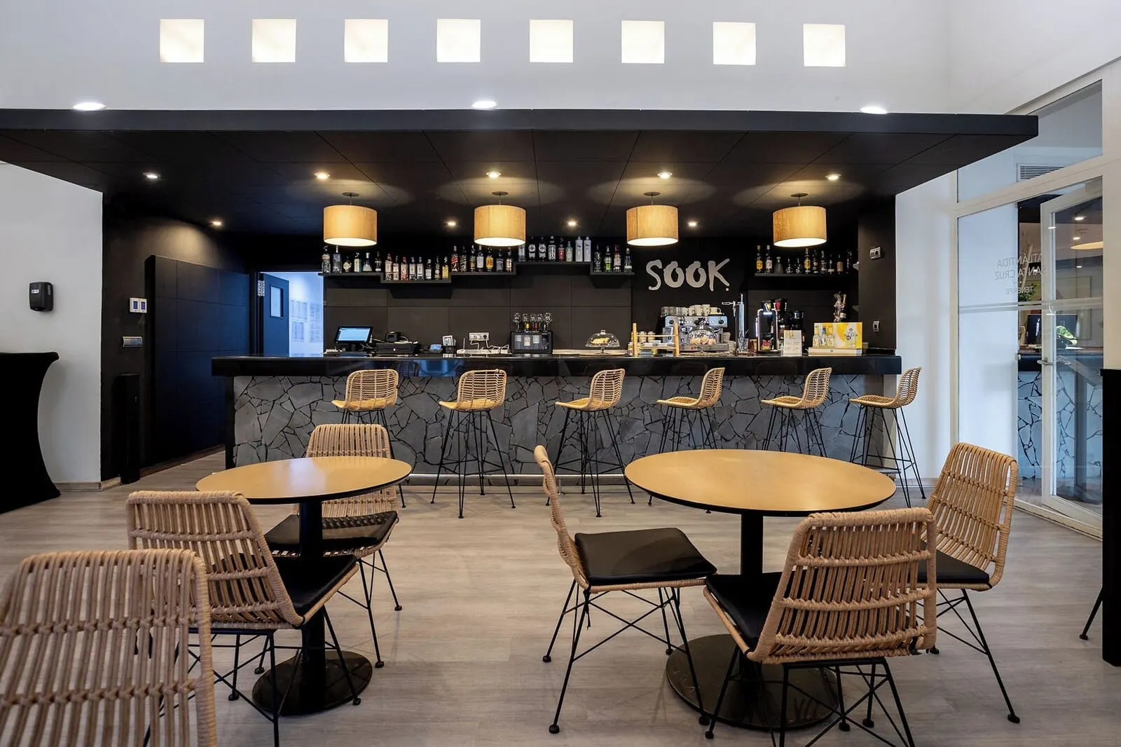 Eurostars Atlántida: A modern bar area with a black counter