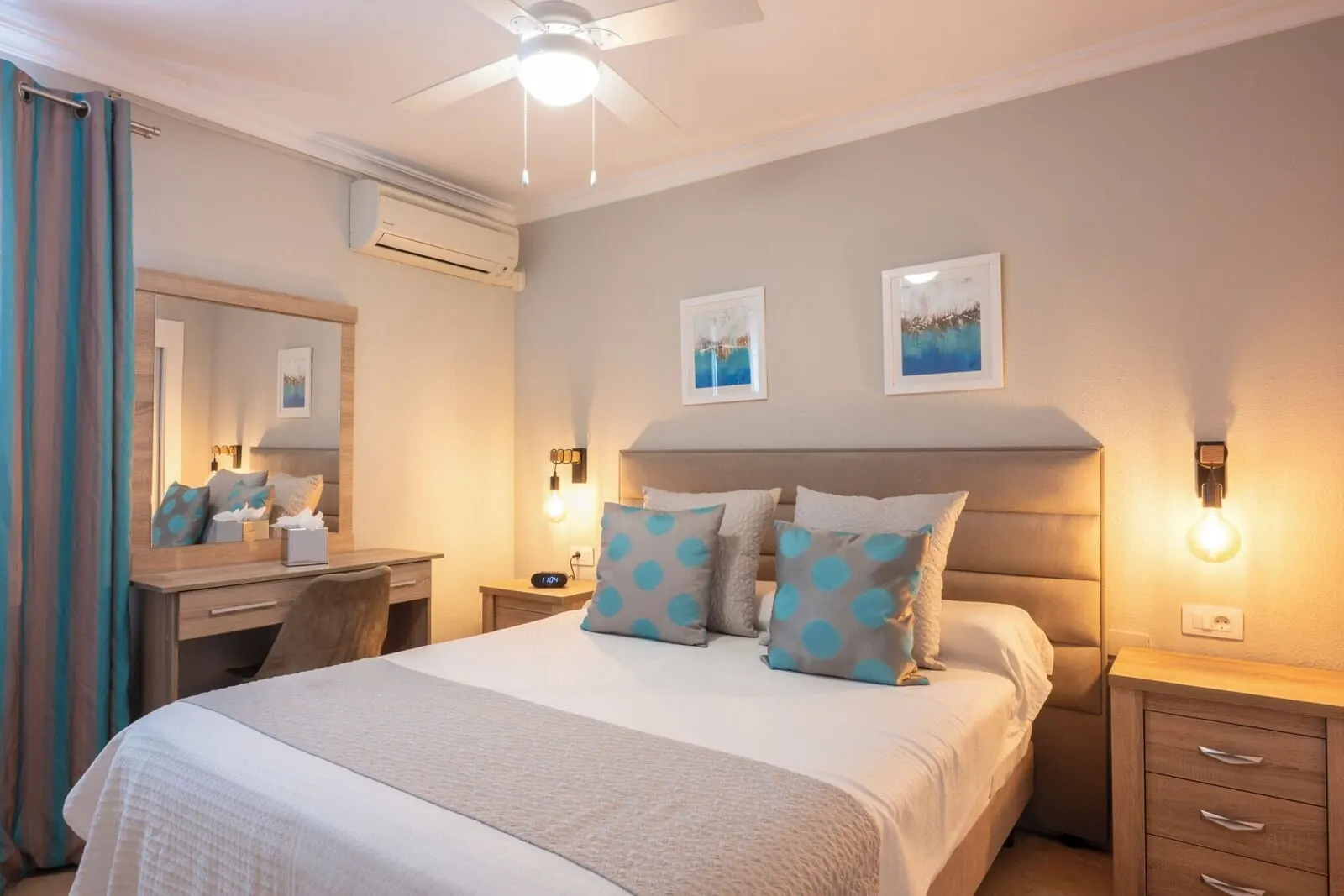 Ona Los Claveles: A hotel room with a bed, bedside tables, a desk, a chair, a ceiling fan