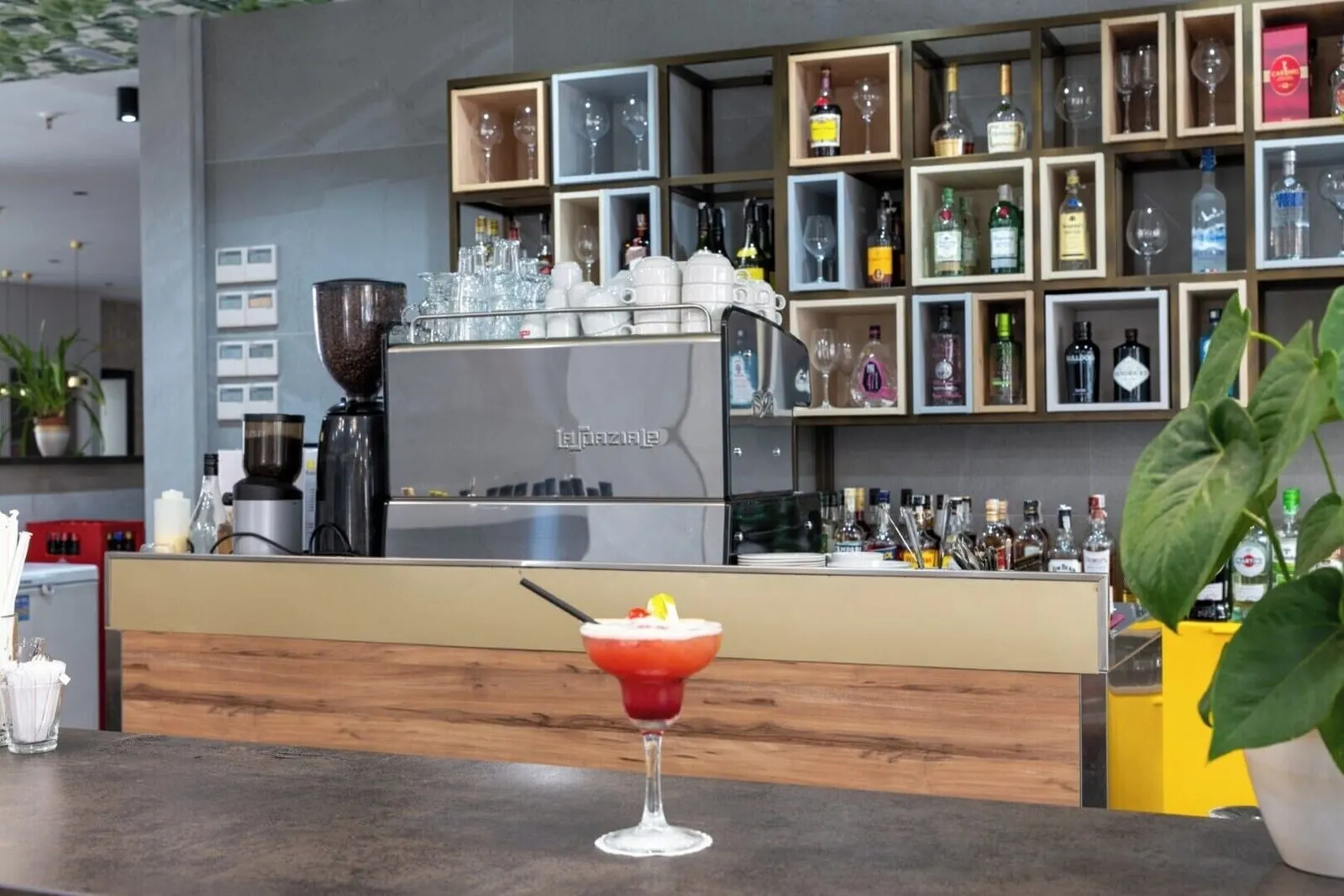 AF Valle Orotava Hotel: A bar area with a coffee machine, shelves of liquor bottles