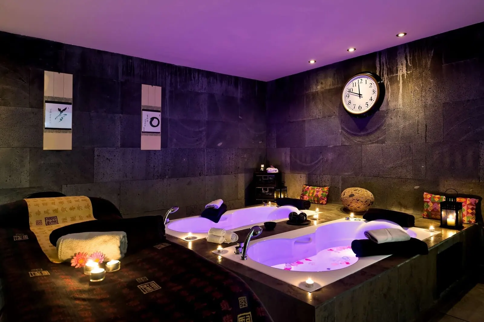 Barceló Santiago: A spa room with two large tubs, a clock, and candles