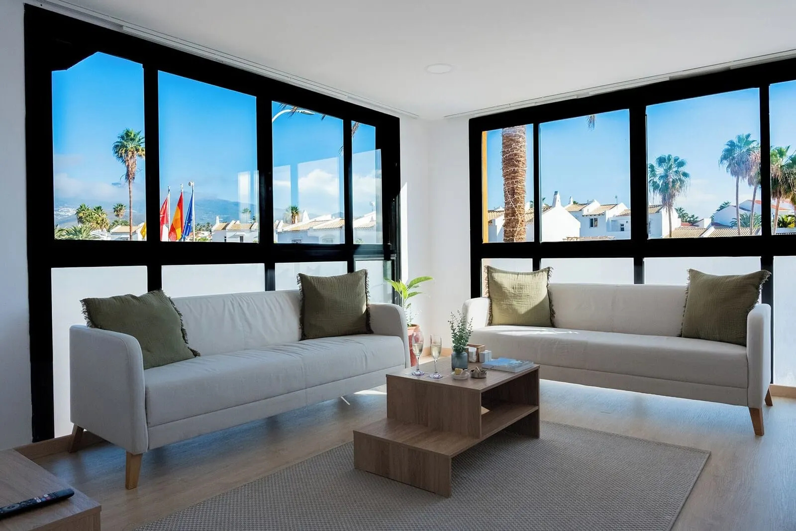 Grand Muthu Golf Plaza Hotel & Spa: A living room with two sofas, a coffee table