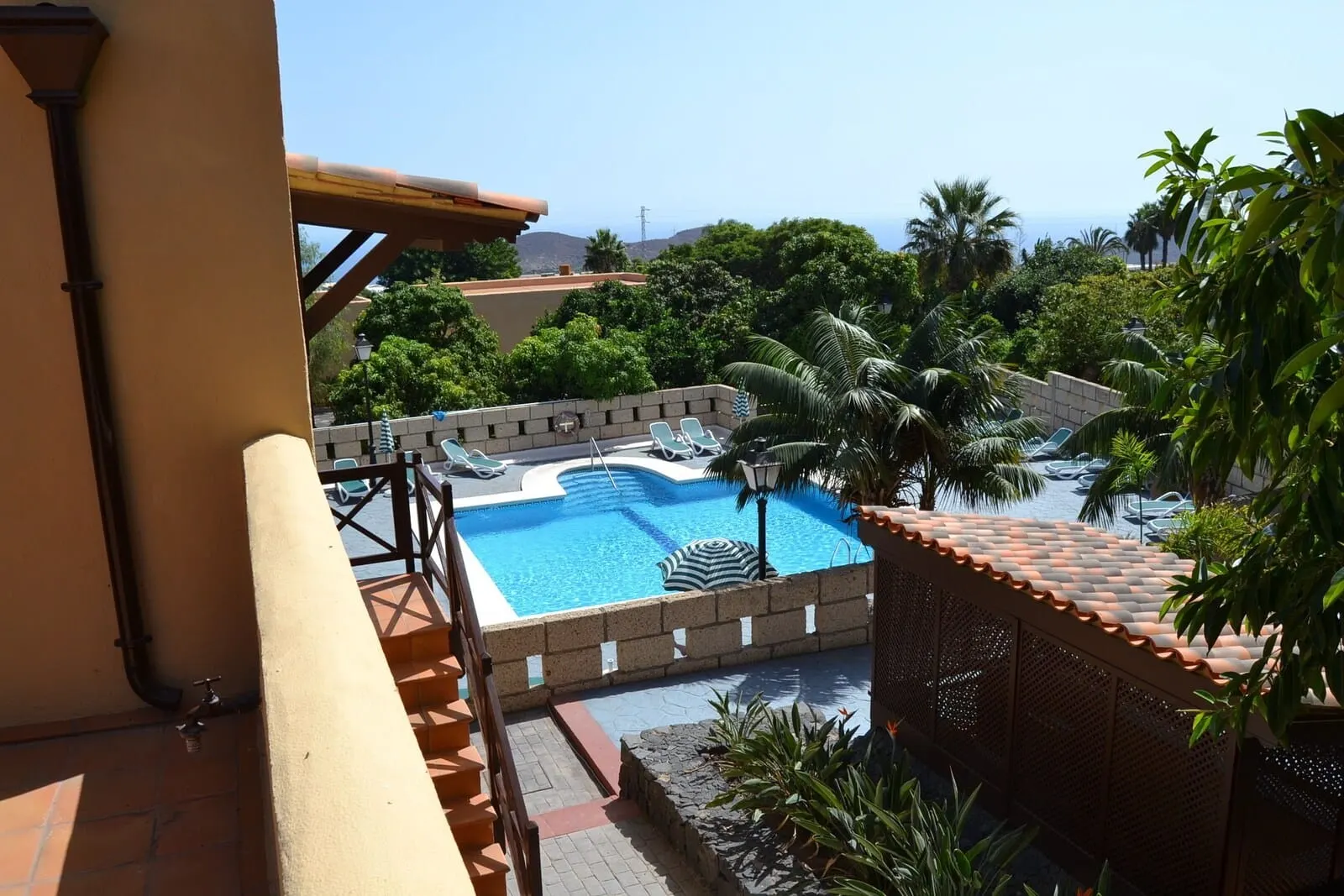 Hotel Rural Finca Salamanca: A pool area with lounge chairs and a view of the ocean