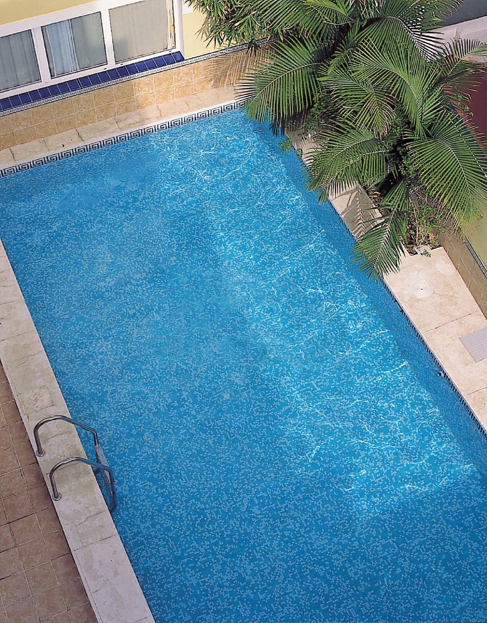 RF Apartamentos Bambi: A rectangular swimming pool with clear blue water