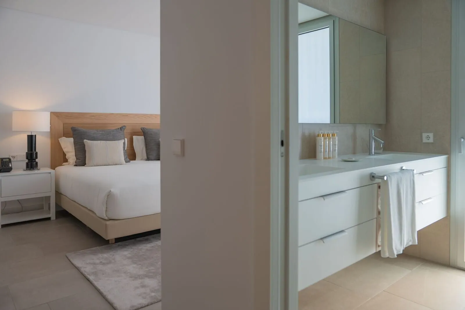 Los Jardines de Abama Suites & Villas: A modern bedroom with a bed, bedside table, and a nightstand
