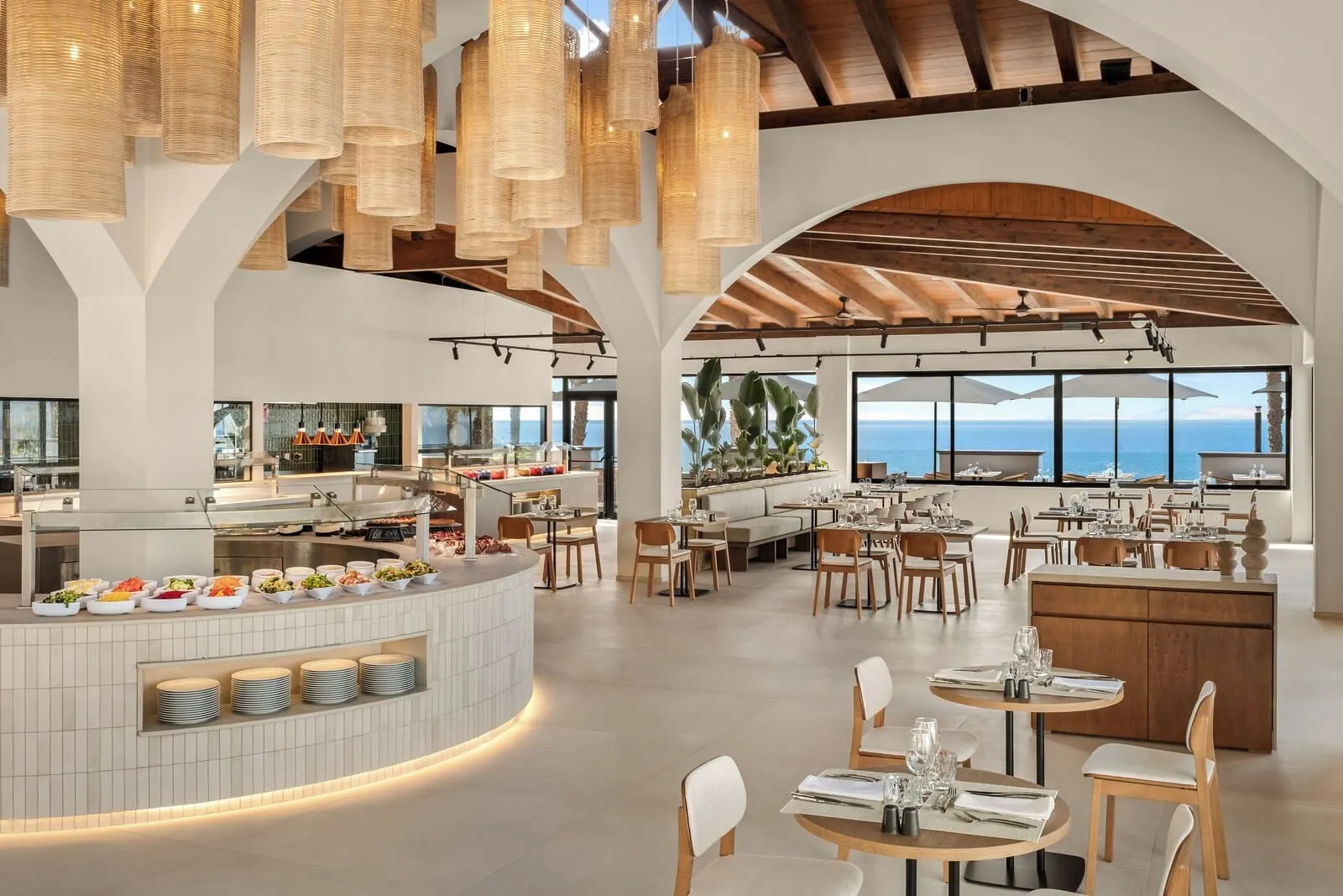 Bahia Principe Escape Tenerife: A spacious dining area with high ceilings, a buffet counter
