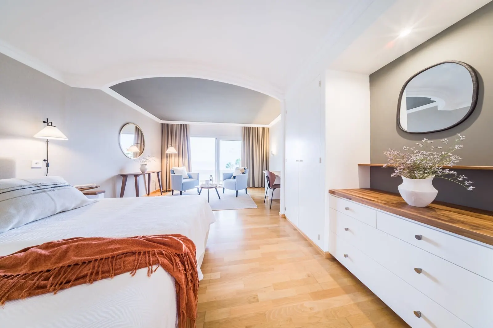Océano Health Spa Hotel: A modern hotel room with a large bed, a desk, two chairs, a mirror